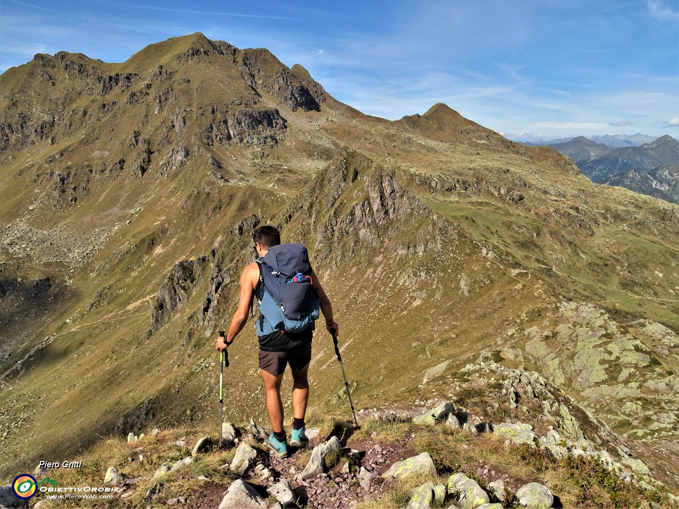 39 Dalla Cima di Mezzeno (2230 m) scendiamo al Passo Laghi Gemelli (2131 m).JPG